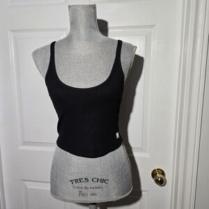 VUORI ribbed crop top